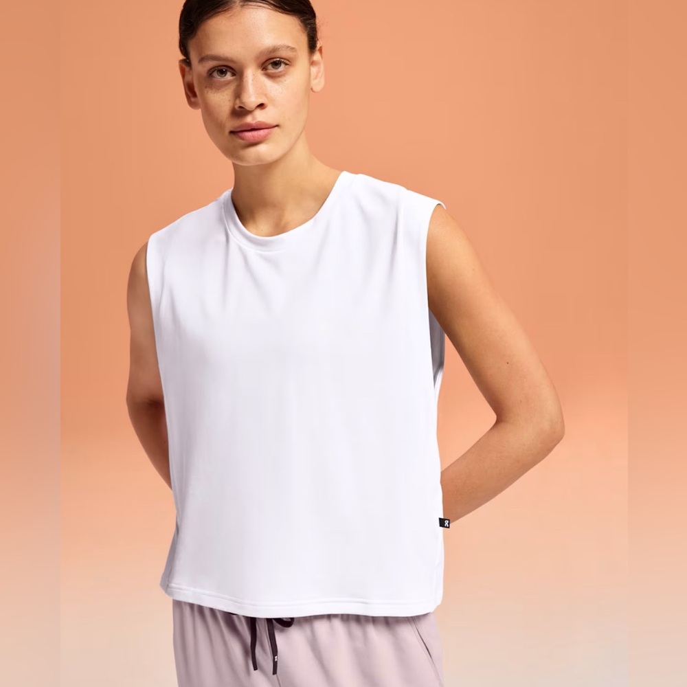 ON CLOUDS FOCUS CROP TANK